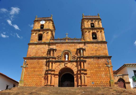 Igreja na praça central de Barichara, na Colômbia